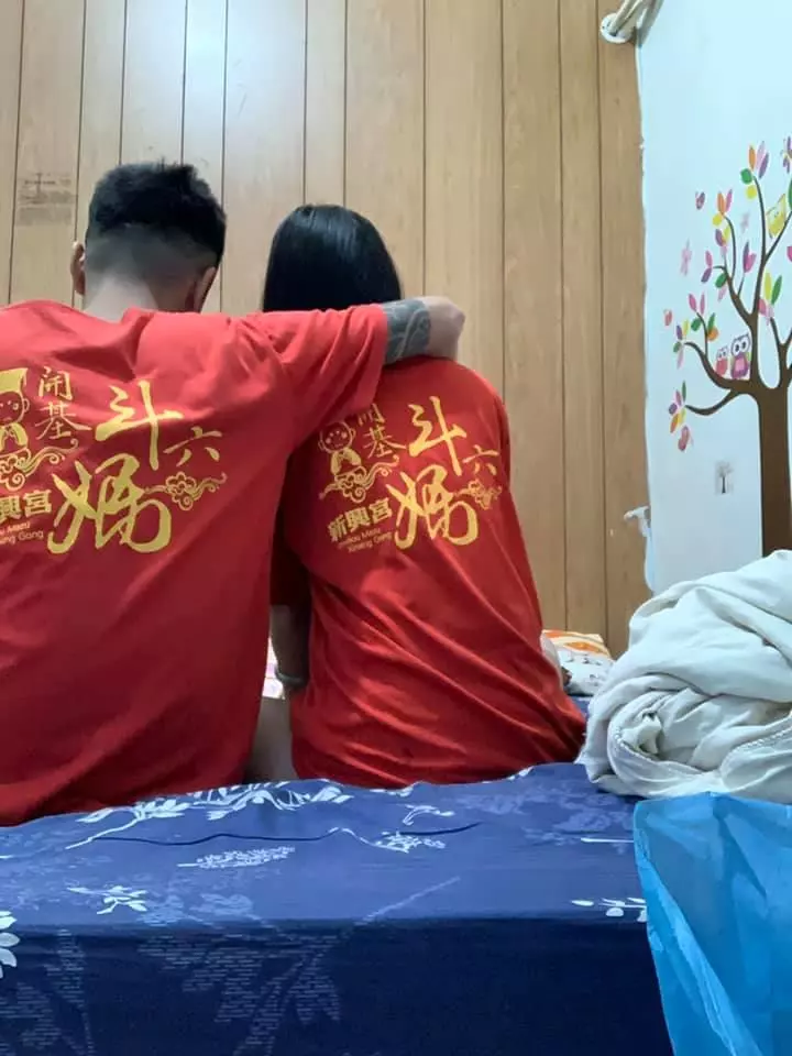 女友吵著要穿情侶裝,男友貼心達成女友願望。網友:如果是我男友應該看不見明天的太陽