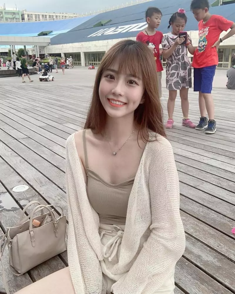 正修科大校花「李花fafa」甜美酒窩讓人戀愛,逆天長腿好美!