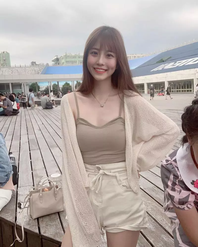 正修科大校花「李花fafa」甜美酒窩讓人戀愛,逆天長腿好美!