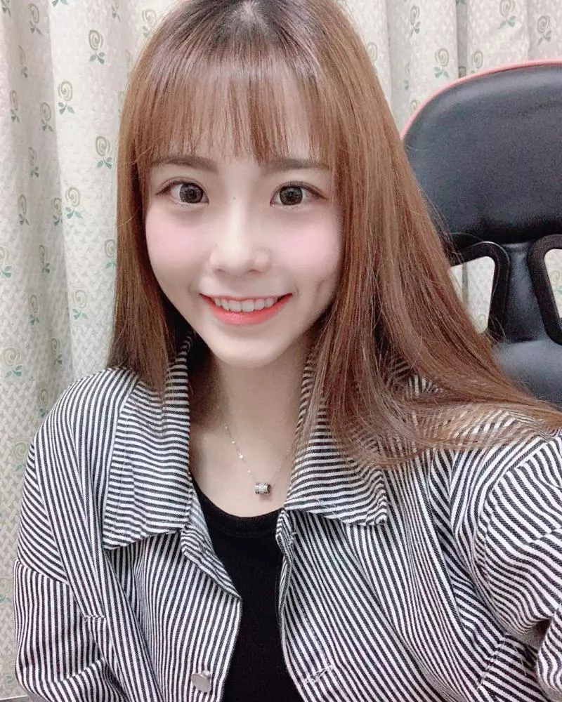 正修科大校花「李花fafa」甜美酒窩讓人戀愛,逆天長腿好美!