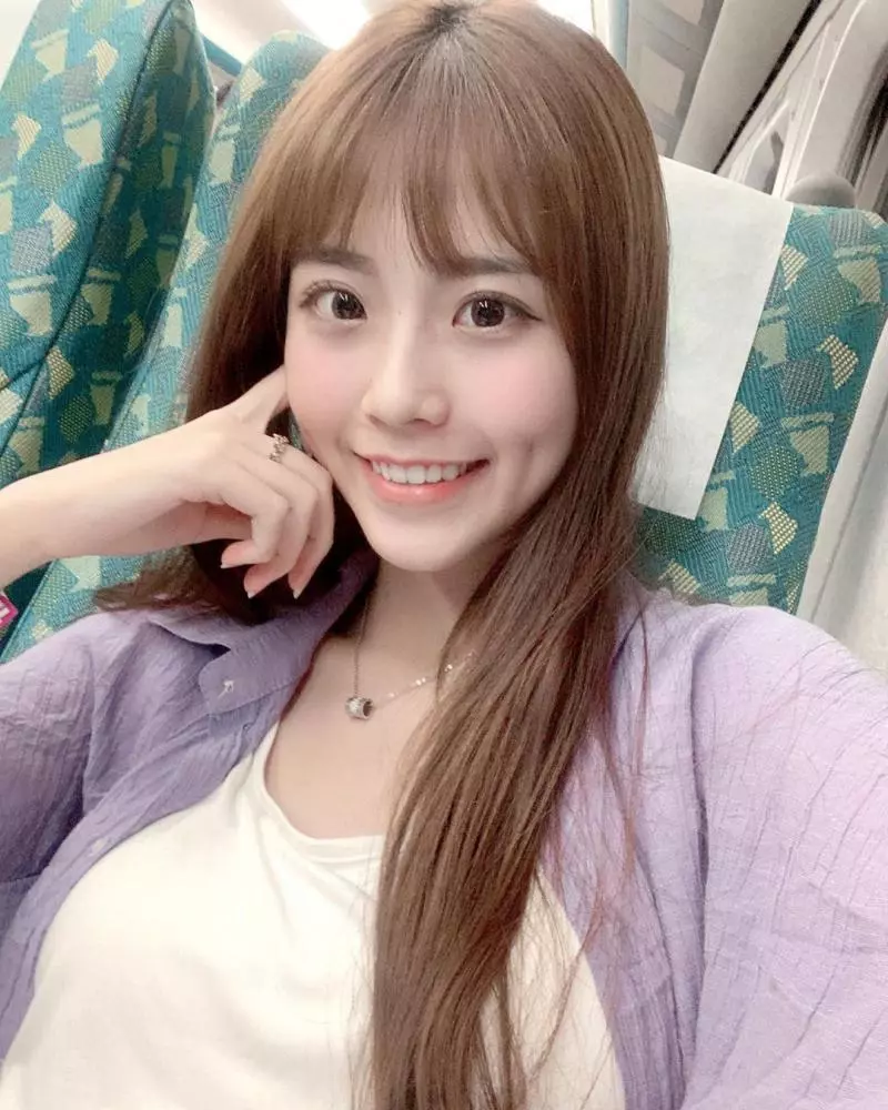 正修科大校花「李花fafa」甜美酒窩讓人戀愛,逆天長腿好美!