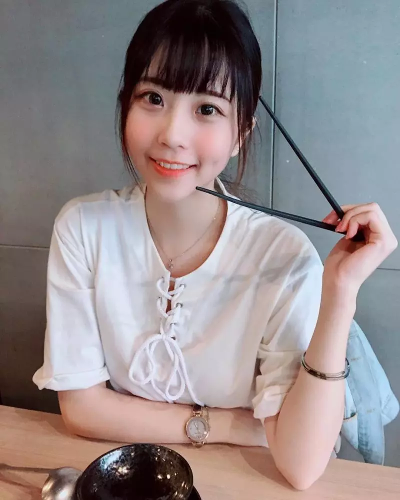 正修科大校花「李花fafa」甜美酒窩讓人戀愛,逆天長腿好美!