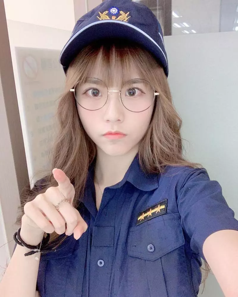 正修科大校花「李花fafa」甜美酒窩讓人戀愛,逆天長腿好美!
