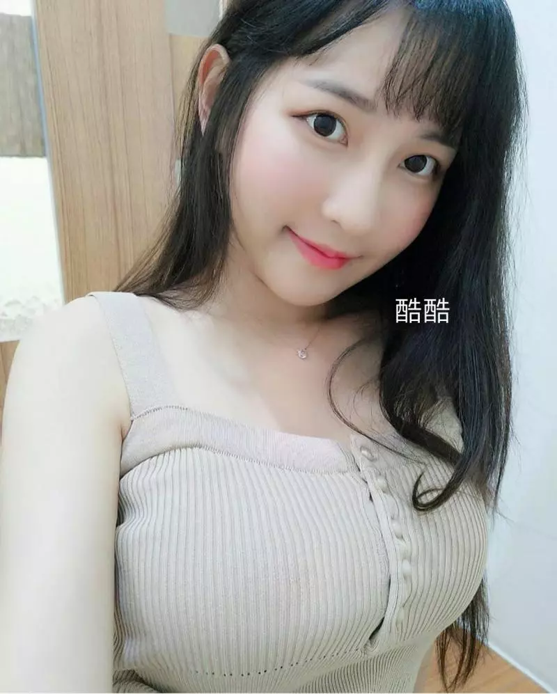 依梨小姐姐穿著逼爆,網友發言真好看
