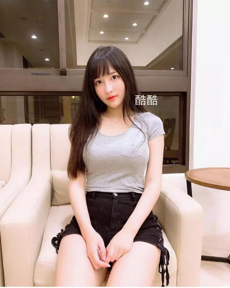 依梨小姐姐穿著逼爆,網友發言真好看