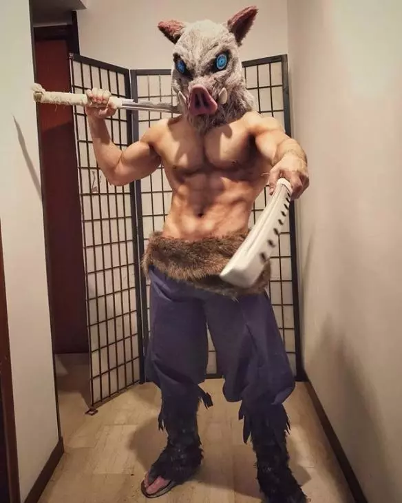 面具後的盛世美顏!型男COS《鬼滅之刃》伊之助