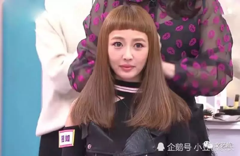 美髮師為28歲的女星賴薇如現場剪劉海,剪完劉海直接年輕10歲,太好看了!