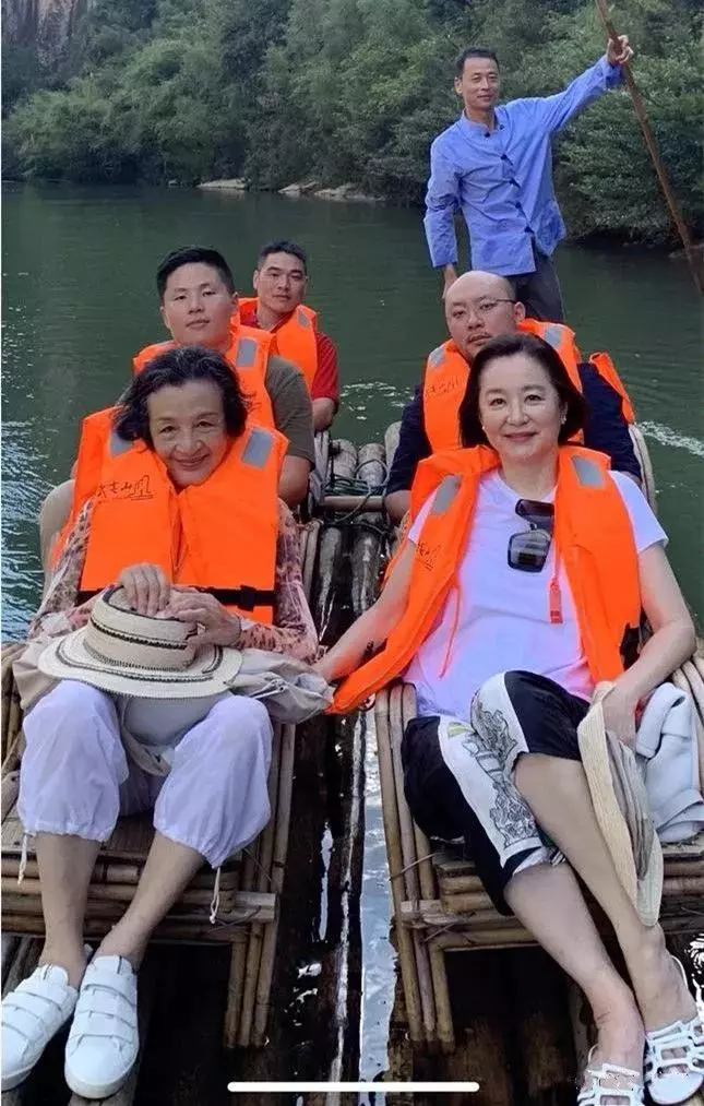 優雅老去!63歲林青霞旅遊被拍,滿臉皺紋毫不在意,堅持不修圖美得自然:做最真實的自己