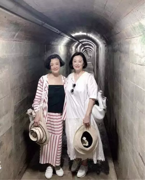 優雅老去!63歲林青霞旅遊被拍,滿臉皺紋毫不在意,堅持不修圖美得自然:做最真實的自己