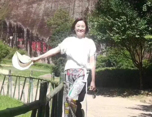 優雅老去!63歲林青霞旅遊被拍,滿臉皺紋毫不在意,堅持不修圖美得自然:做最真實的自己