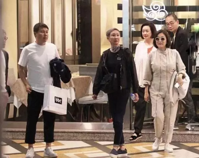 優雅老去!63歲林青霞旅遊被拍,滿臉皺紋毫不在意,堅持不修圖美得自然:做最真實的自己