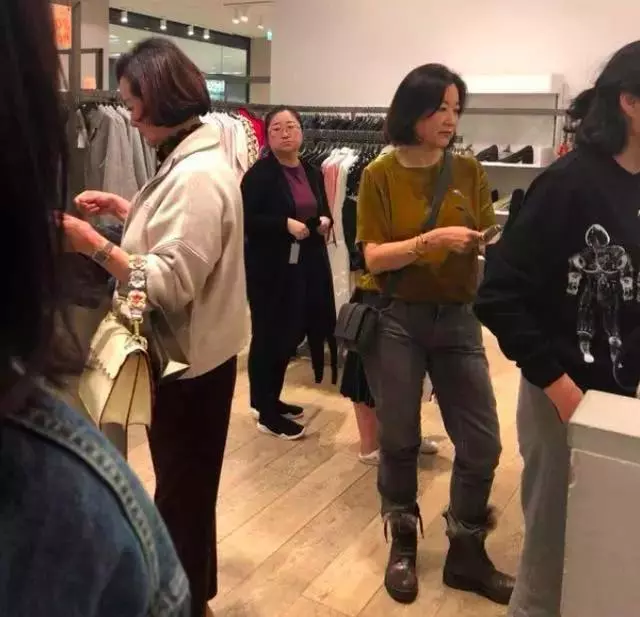 優雅老去!63歲林青霞旅遊被拍,滿臉皺紋毫不在意,堅持不修圖美得自然:做最真實的自己
