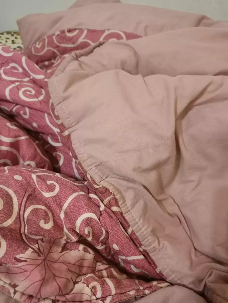 男友喜歡晚上不穿衣服睡覺導致女友嫌棄棉被有嚴重異味 網友:「怎麼看圖片就有味道飄過來的感覺」