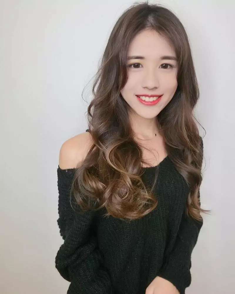 根本是大海女神!「德儀」身穿比基尼大秀火辣身材,露出傲人曲線讓人好想靠近!