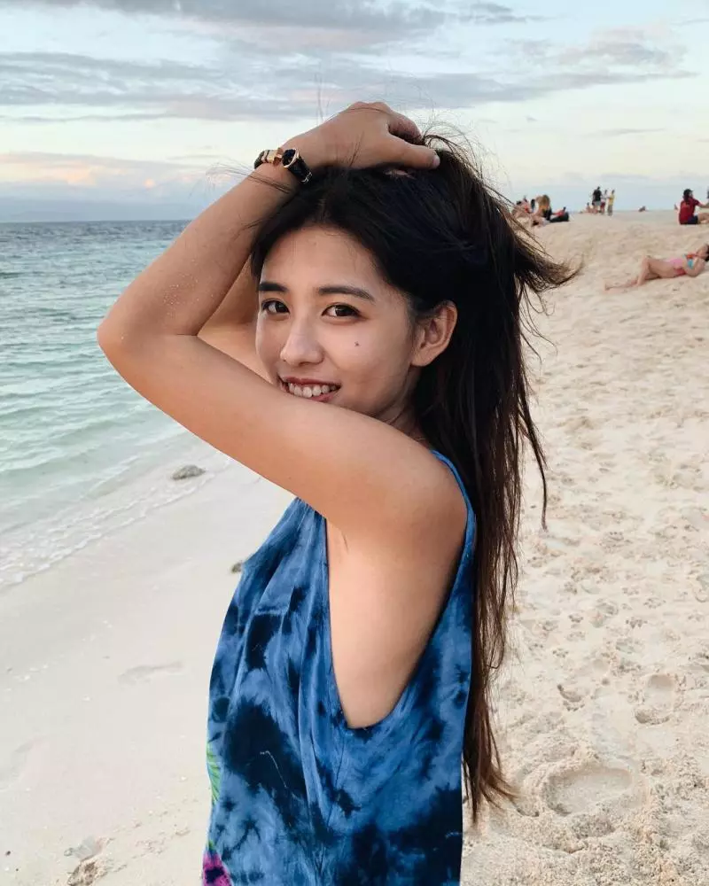 根本是大海女神!「德儀」身穿比基尼大秀火辣身材,露出傲人曲線讓人好想靠近!