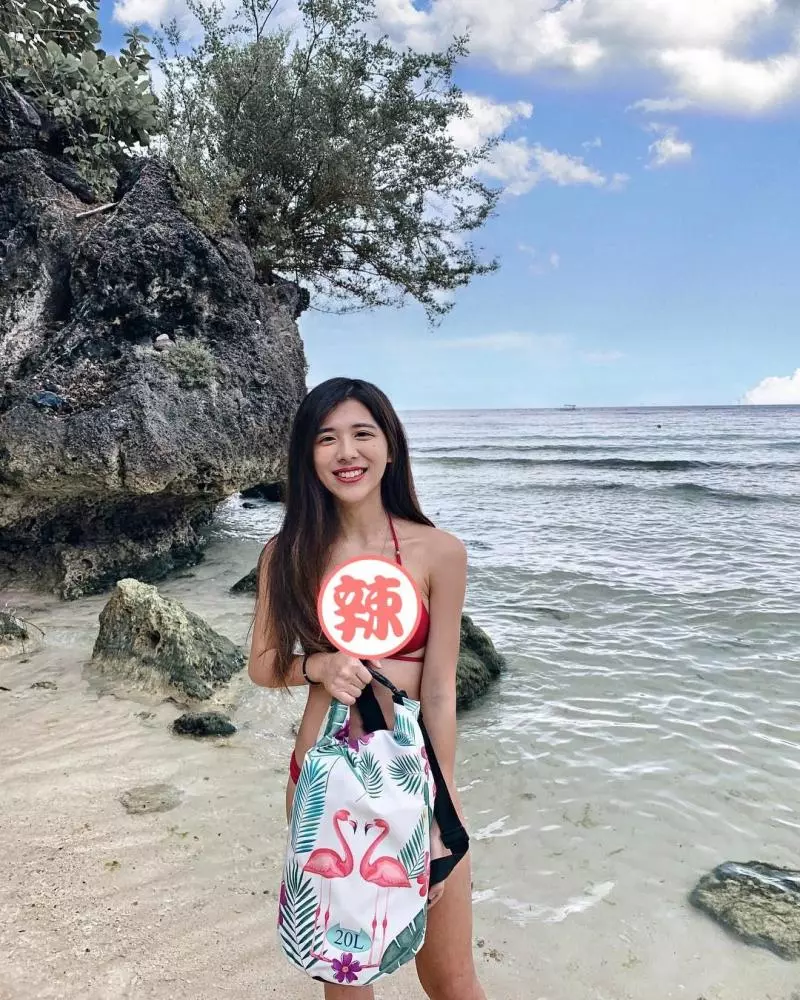 根本是大海女神!「德儀」身穿比基尼大秀火辣身材,露出傲人曲線讓人好想靠近!