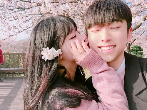 「妳要什麼我都給妳啦!」讓12星座男無法抗拒的「撒嬌」方式!射手最愛調皮打鬧、牡羊想聽妳說他「好棒」!