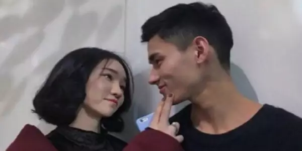 「妳要什麼我都給妳啦!」讓12星座男無法抗拒的「撒嬌」方式!射手最愛調皮打鬧、牡羊想聽妳說他「好棒」!