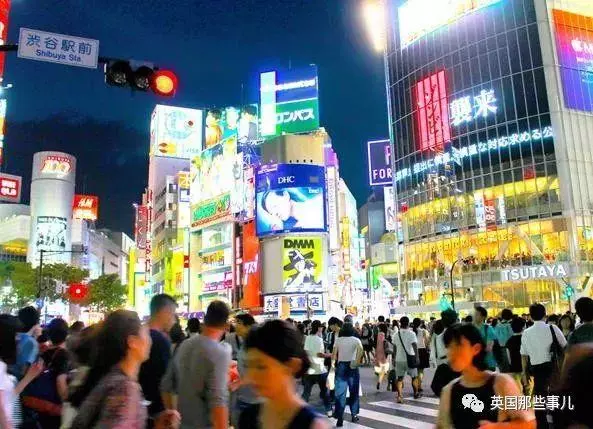 東京倉庫難民:年薪一百萬日元,只夠蝸居在2平米的雜貨間