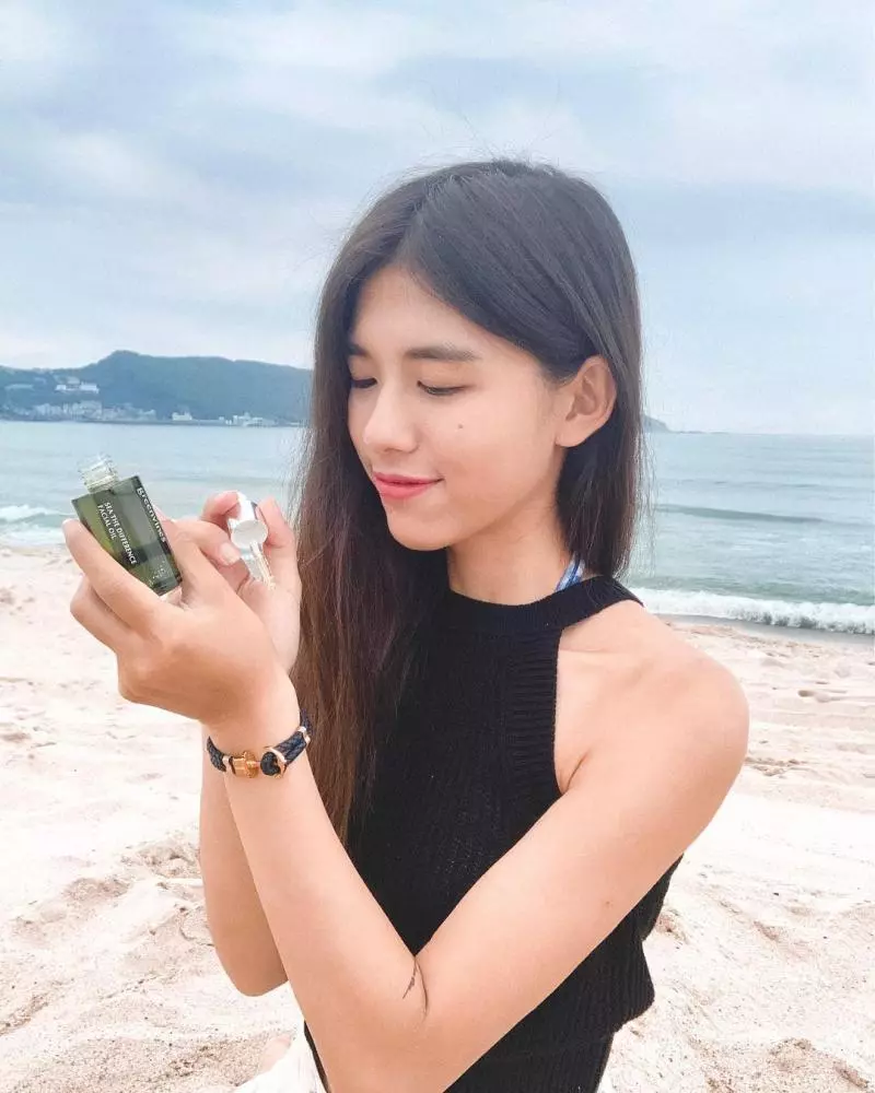 根本是大海女神!「德儀」身穿比基尼大秀火辣身材,露出傲人曲線讓人好想靠近!