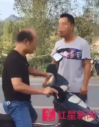 忍了20年!當街攔住國中老師怒甩「連環巴掌」逼問:你還記得我嗎?