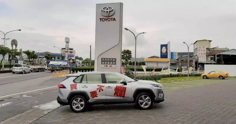 車身貼著斗大的『爛 不要買』,車主無奈寫下千字言親身經歷 「消費者被如此對待,世界還有個理嗎?」