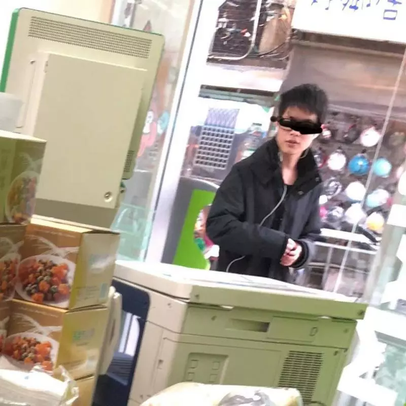 房客退房時稱壁紙是蟑螂咬的,屋主只扣2000後續處理卻讓他覺得整到自己