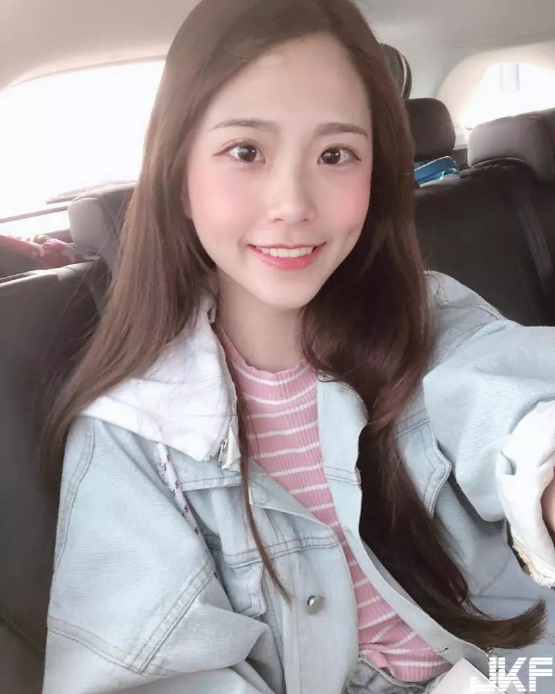 地板動作是這樣練的嗎?「正妹大學生」實況主李花為了練舞挑戰極限姿勢