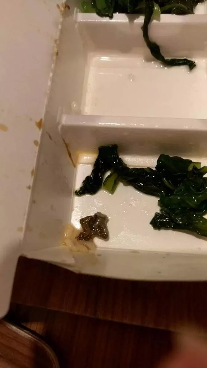 便當內出現異物,帶回去店裡給老闆娘看,沒想到老闆娘秒捏爆,笑問:還有事嗎?