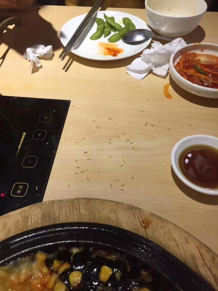 便當內出現異物,帶回去店裡給老闆娘看,沒想到老闆娘秒捏爆,笑問:還有事嗎?
