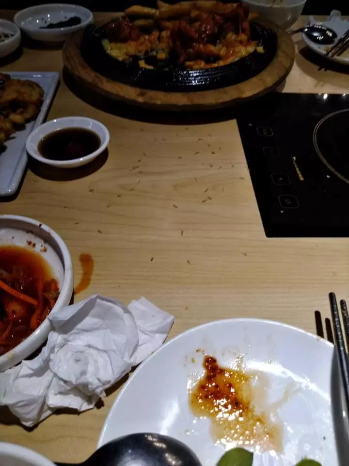 便當內出現異物,帶回去店裡給老闆娘看,沒想到老闆娘秒捏爆,笑問:還有事嗎?