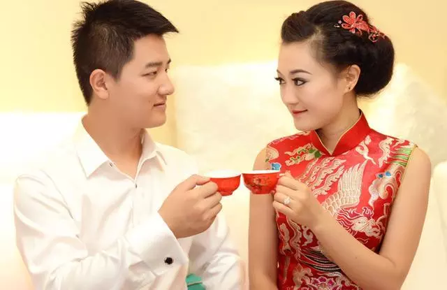 我素麵朝天的去參加同學會,被初戀嘲笑老公突然出現,全場沉默了