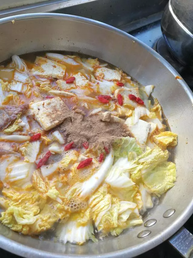 白菜燉豆腐,有人先炒白菜有人先炒豆腐都不是,這樣做鮮香入味