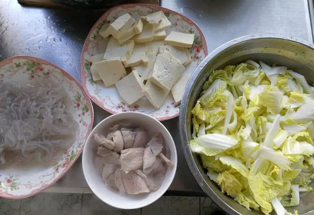 白菜燉豆腐,有人先炒白菜有人先炒豆腐都不是,這樣做鮮香入味