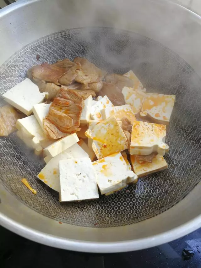 白菜燉豆腐,有人先炒白菜有人先炒豆腐都不是,這樣做鮮香入味