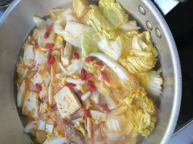 白菜燉豆腐,有人先炒白菜有人先炒豆腐都不是,這樣做鮮香入味