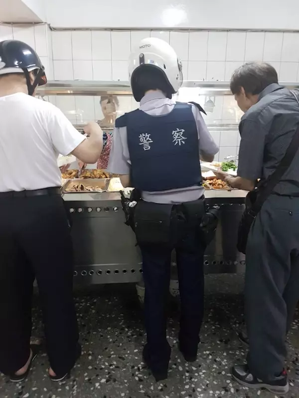 正義魔人PO照「警察可以穿制服買便當?」新北警神回「你先擔心你的雞腿吧」