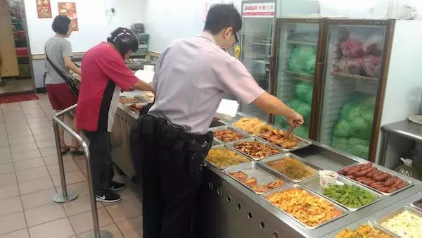 正義魔人PO照「警察可以穿制服買便當?」新北警神回「你先擔心你的雞腿吧」