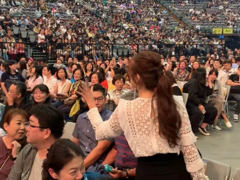 影/相馬茜消失9年! 44歲還是超美⋯現身李玖哲演唱會。「好久不見!」