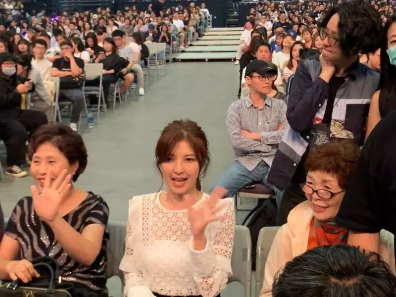 影/相馬茜消失9年! 44歲還是超美⋯現身李玖哲演唱會。「好久不見!」