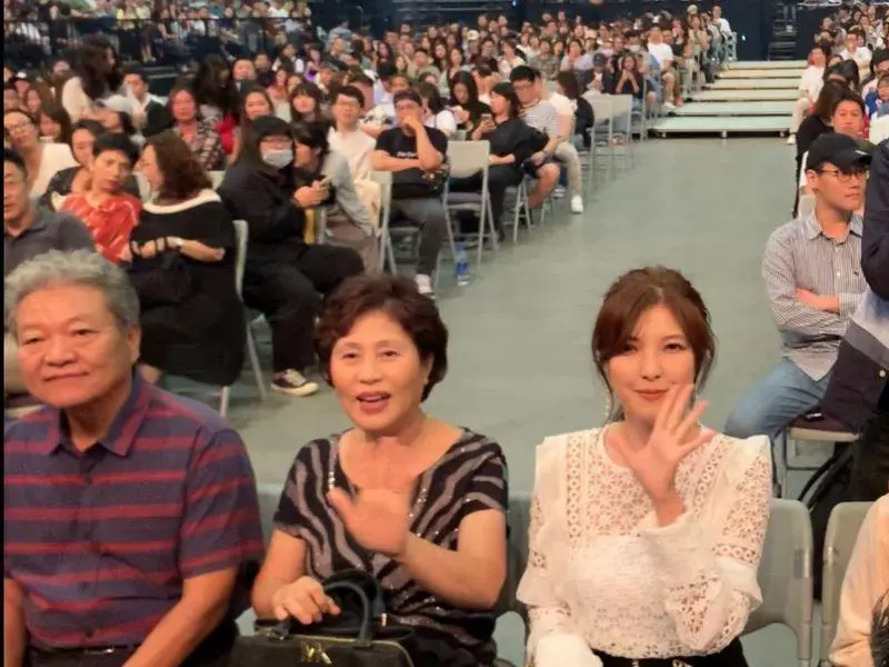 影/相馬茜消失9年! 44歲還是超美⋯現身李玖哲演唱會。「好久不見!」
