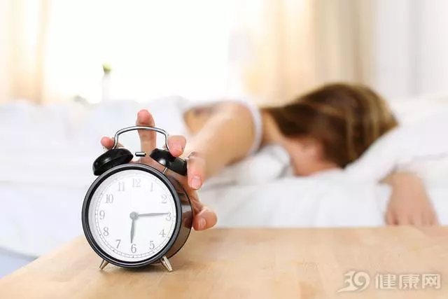不管多晚睡,老是半夜就早醒?醫生說出3點原因