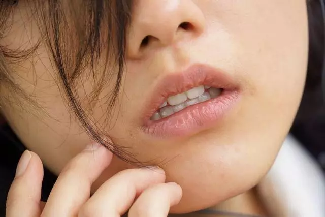 媽偏心弟弟,結婚媽給車又給房,我生了大病,弟弟把房和車都賣了