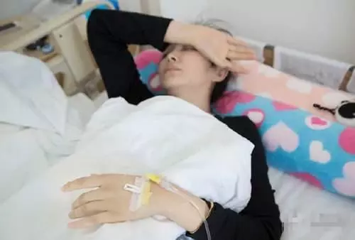 媽偏心弟弟,結婚媽給車又給房,我生了大病,弟弟把房和車都賣了