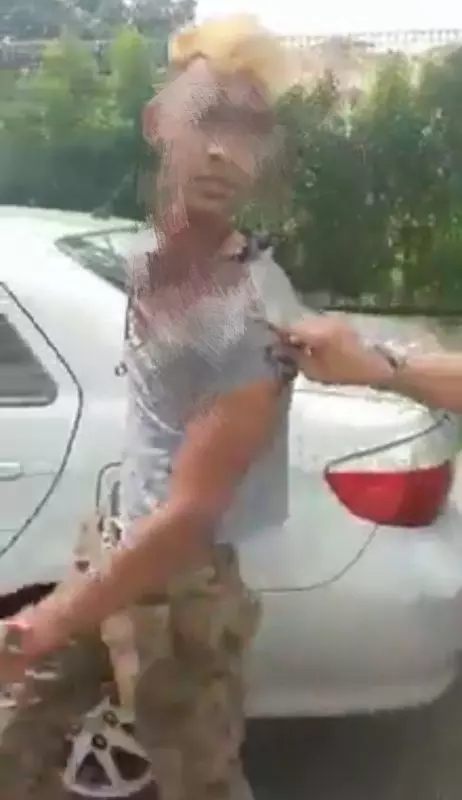 車停OKU不爽被鎖對保安人員發難 , 男子遭警抓進去了 !