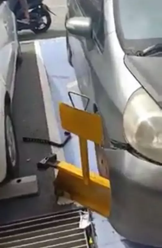 車停OKU不爽被鎖對保安人員發難 , 男子遭警抓進去了 !