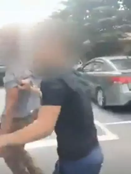 車停OKU不爽被鎖對保安人員發難 , 男子遭警抓進去了 !