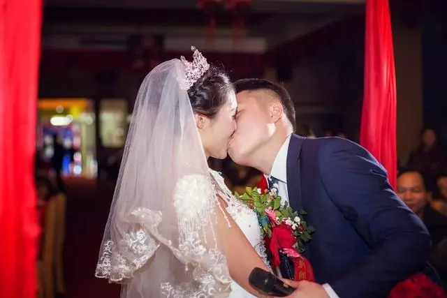 哥買房老公沒借給他錢,我賭氣鬧離婚他立馬同意,回娘家後我哭了