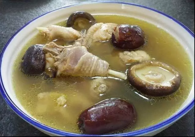 雞湯怎麼燉最好喝,「香菇紅棗雞湯」這道湯一定要多喝,遠離感冒增強免疫力!