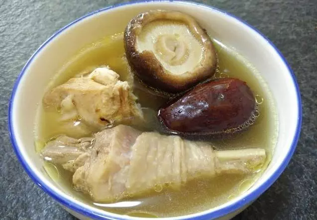 雞湯怎麼燉最好喝,「香菇紅棗雞湯」這道湯一定要多喝,遠離感冒增強免疫力!